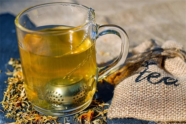 バラにコーヒー粉を撒く理由と、十月に効果的な使い方のコツ
